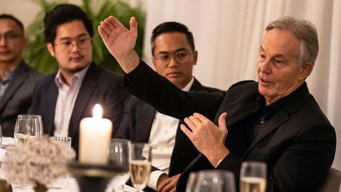 Menko Luhut Ketemu Tony Blair di Inggris, Bahas Apa? Kemenko Marves, Luhut Binsar Pandjaitan menggelar pertemuan dengan Tony Blair di Inggris. Bahas apa sih?