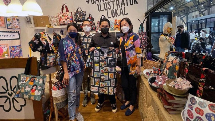 Menteri BUMN Erick Tohir menghadiri peresmian toko SOVLO (Souvenir Lokal) di Pos Bloc, Jakarta. Perekonomian pun diharapkan semakain baik di tengah pandemi ini.