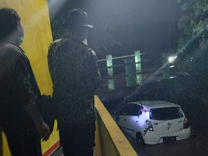 Mau Parkir di Garasi, Mobil di Bekasi Malah Masuk Parit-Hanyut