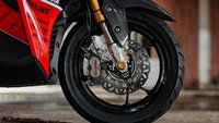 Perubahan juga dilakukan dengan pergantian suspensi depan. Pada Aerox standar masih menggunakan sistem teleskopik, tetapi setelah diganti menggunakan upside-down milik KTC, aura sporty dari Yamaha Aerox Connected makin keluar. Foto: Yamaha Jawa Barat