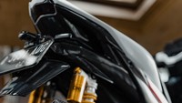 Ubahan terjadi pada shockbreaker belakang. Kendati versi bawaan pabrik sudah menggunakan sub-tank ganda, tapi diganti dengan produk aftermarket Ohlins kelir emas. Foto: Yamaha Jawa Barat