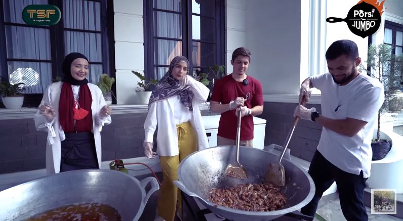 Momen Kuliner Seru The Sungkar Family. Bagikan Keseruan Saat Masak Jumbo hingga Jajan di Puncak.
