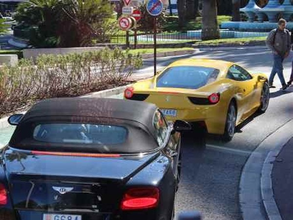 Meski naik mobil mewah, miliarder di Monako rata-rata tetap rendah hati dan tidak sombong. Kalau ada pejalan kaki mereka tetap mendahulukan pejalan kaki menyeberang jalan. Foto: Dadan Kuswaraharja