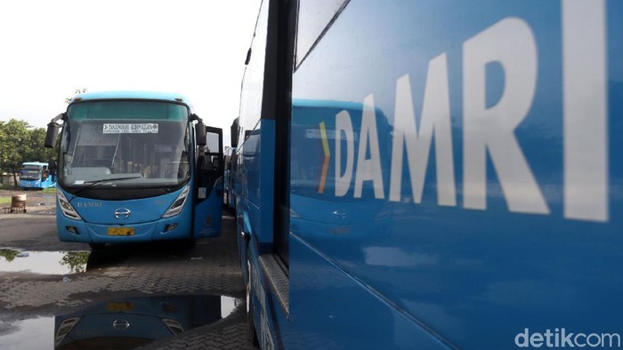Perum Damri menghentikan operasi bus di Bandung mulai hari ini Kamis 28 Oktober 2021. Totalnya ada delapan rute yang berhenti operasi dan tiga rute masih beroperasi.