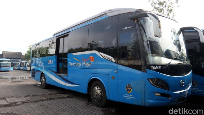 Perum Damri menghentikan operasi bus di Bandung mulai hari ini Kamis 28 Oktober 2021. Totalnya ada delapan rute yang berhenti operasi dan tiga rute masih beroperasi.