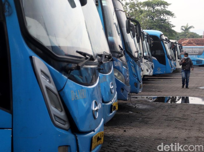 Perum Damri menghentikan operasi bus di Bandung mulai hari ini Kamis 28 Oktober 2021. Totalnya ada delapan rute yang berhenti operasi dan tiga rute masih beroperasi.