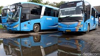 Sejumlah armada bus terlihat di pool Damri, Kamis (28/10). Perum Djawatan Angkutan Motor Republik Indonesia (DAMRI) menghentikan operasi bus di Bandung mulai hari ini Kamis, (28/10/2021). Totalnya ada delapan rute yang berhenti operasi dan tiga rute masih beroperasi.