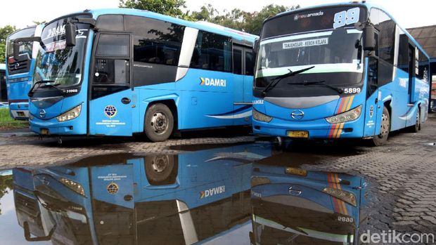Perum Damri menghentikan operasi bus di Bandung mulai hari ini Kamis 28 Oktober 2021. Totalnya ada delapan rute yang berhenti operasi dan tiga rute masih beroperasi.