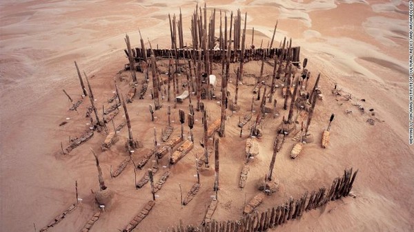 Tubuh dan pakaian mumi yang utuh ditemukan pada tahun 1990-an di Cekungan Tarim, Xinjiang. Usia mumi tersebut bahkan mencapai 4.000 tahun. (Institute of cultural relics and archaelogy)