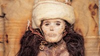 Bentuk wajah dan warna rambut mereka bisa terlihat dengan jelas. Pakaian wol, keju hingga gandum juga ditemukan di kuburan mereka. (Institute of cultural relics and archaelogy)