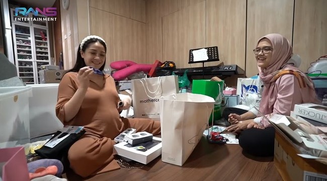 Nagita Slavina bahkan sampai sudah menyiapkan kaca mata bayi untuk anaknya saat berjemur nanti. Dengan kaca mata hitam tersebut diharapkan bisa melindungi mata sang anak dari paparan sinar matahari. Foto: YouTube/Rans Entertainment