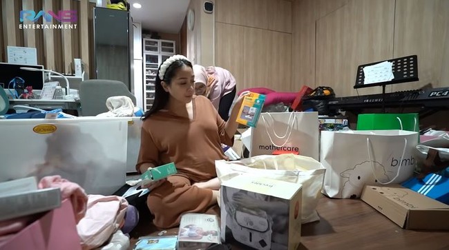 Rupanya tak semua perlengkapan bayi tersebut merupakan barang-barang yang baru dibeli oleh Nagita. Beberapa perlengkapan ada yang merupakan lungsuran dari Syahnaz, adik dari Raffi Ahmad. Foto: YouTube/Rans Entertainment
