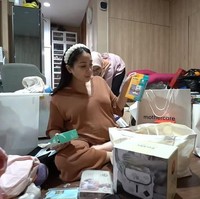 Rupanya tak semua perlengkapan bayi tersebut merupakan barang-barang yang baru dibeli oleh Nagita. Beberapa perlengkapan ada yang merupakan lungsuran dari Syahnaz, adik dari Raffi Ahmad. Foto: YouTube/Rans Entertainment