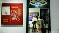 Museum itu memamerkan beragam benda-benda bersejarah terkait pertemuan para pemuda yang melahirkan Sumpah Pemuda.