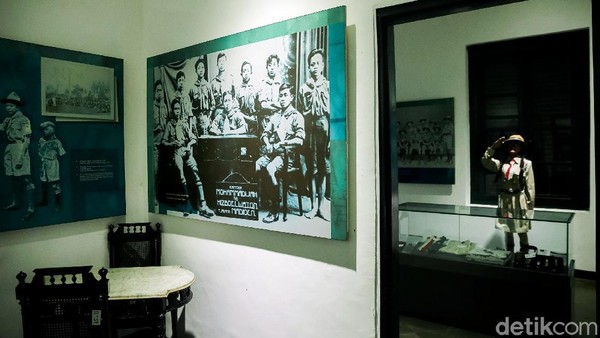 Diketahui, bangunan di Museum Sumpah Pemuda terdiri atas serambi depan, satu ruang tamu, 5 kamar, dan satu ruang terbuka atau ruang rapat. Sedangkan bangunan paviliun memiliki 2 kamar. Diketahui, bangunan di Museum Sumpah Pemuda terdiri atas serambi depan, satu ruang tamu, 5 kamar, dan satu ruang terbuka atau ruang rapat. Sedangkan bangunan paviliun memiliki 2 kamar.