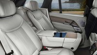 Selain kabin ‘pilot’, kabin penumpang belakang juga tak kalah menyenangkan untuk dilihat. Meskipun dapat dikonfigurasi dengan banyak pilihan opsi oleh sang pembeli, dalam versi basic, Range Rover terbaru ini punya kabin yang sama canggihnya dengan area cockpit. Foto: dok. Land Rover