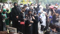 Oddie Agam meninggal dunia Rabu (27/10/2021). Ia dimakamkan di TPU Menteng Pulo. Foto: Noel/detikhot