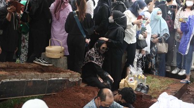Pelukan Erat Istri Oddie Agam dan Chintami Atmanegara