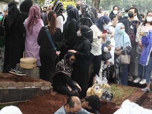Pelukan Erat Istri Oddie Agam dan Chintami Atmanegara