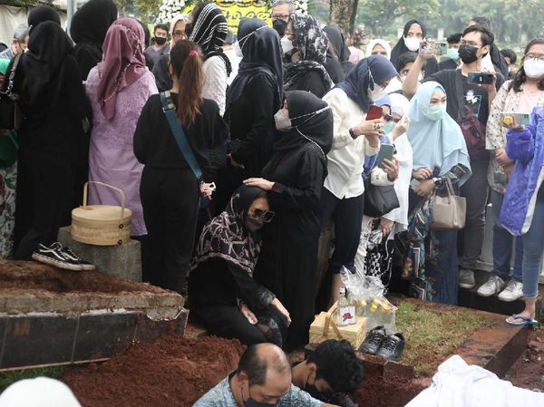 Pelukan Erat Istri Oddie Agam dan Chintami Atmanegara
