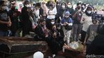 Pelukan Erat Istri Oddie Agam dan Chintami Atmanegara