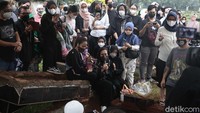 Chintami Atmanegara dan istri Oddie Agam saling menguatkan. Foto: Noel/detikhot