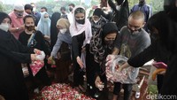 Keduanya juga menaburkan bunga di makam sang musisi, Oddie Agam. Foto: Noel/detikhot