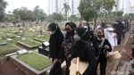Pelukan Erat Istri Oddie Agam dan Chintami Atmanegara