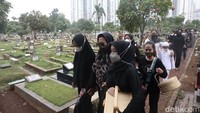 Chintami Atmanegara dan istri Oddie Agam saling berdampingan menuju pemakaman. Foto: Noel/detikhot