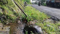 Sumber mata air dan sebuah warung di pinggir jalan ini bisa anda temui Cadas Gantung, Desa pangadegan, Kecamatan Rancakalong.