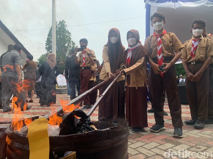 Pelajar Karawang Bakar Barang Bukti Ganja