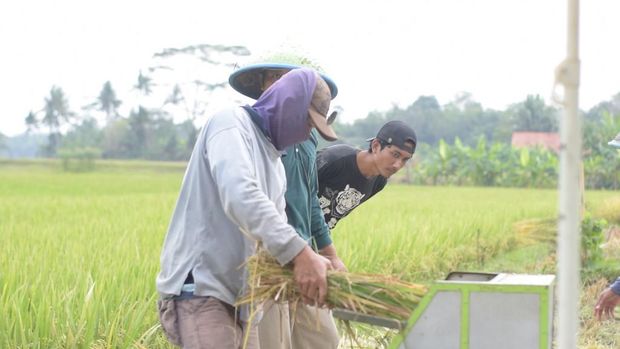 Pemuda Ciamis Rakit Alat Perontok Padi