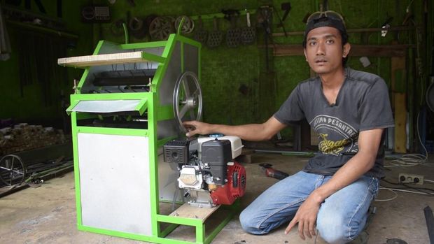 Pemuda Ciamis Rakit Alat Perontok Padi