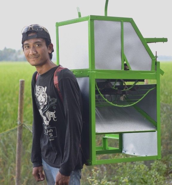 Pemuda Ciamis Rakit Alat Perontok Padi
