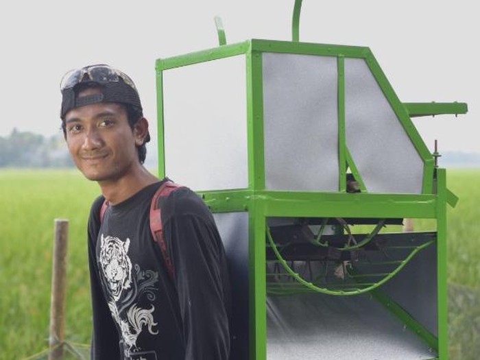 Pemuda Ciamis Rakit Alat Perontok Padi