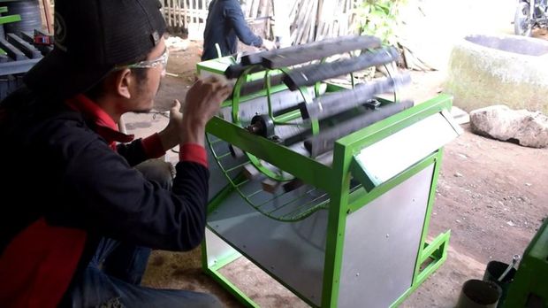 Pemuda Ciamis Rakit Alat Perontok Padi