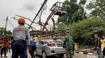 Braaak...! Mobil di Riau Ini Ringsek Ketimpa Pohon