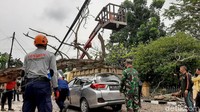 Beruntung tidak ada korban jiwa dalam kejadian ini. Sang pemilik mobil pun telah dilaporkan selamat.