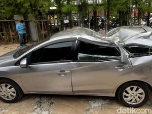 Ngeri! Mobil Tertimpa Pohon Tumbang Akibat Angin Kencang, Ini Tips Menghindarinya
