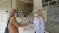 Mahasiswa juga melalui pengecekan suhu sebelum masuk ruang kuliah. Mahasiswa dari luar kota sebelumnya wajib melaksanakan karantina 7 hari dan dinyatakan negatif dalam tes COVID-19 sebelum ikut kuliah tatap muka. Foto: detikcom/Trisna Wulandari
