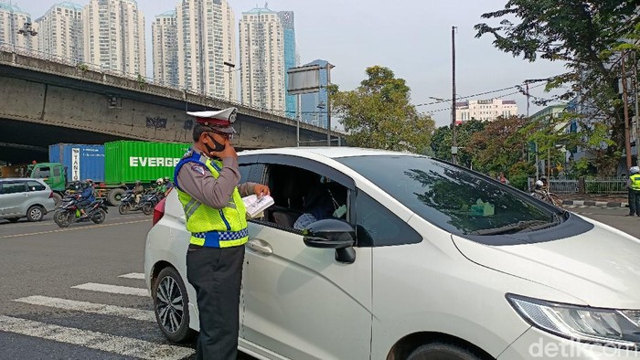 Penindakan sanksi tilang di Jalan Tomang, Jakarta Barat