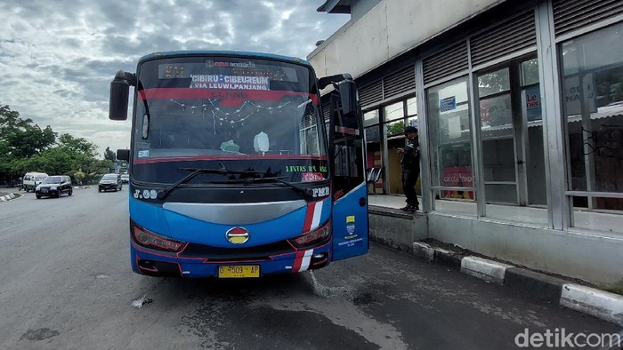 Penumpang Bus DAMRI di Bandung