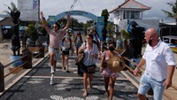 Setelah kembali dibuka dan diperbolehkan masuk ke Indonesia, para wisatawan asing ini tampak antusias menyambangi beberapa destinasi favorit di Indonesia seperti Bali, Lombok dan Labuan Bajo.