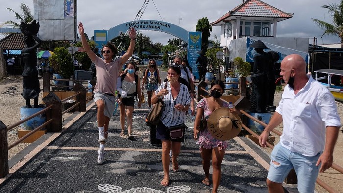 PENYEBERANGAN PARIWISATA DI PELABUHAN SERANGAN DENPASAR Warga negara asing (WNA) bersiap menyeberang ke Labuan Bajo, NTT dengan menggunakan kapal pinisi di Pelabuhan Serangan, Denpasar, Bali, Kamis (28/10/2021). Penyeberangan menuju ke Pulau Nusa Penida, Pulau Gili Lombok, NTB dan Labuan Bajo, NTT melalui pelabuhan tersebut mulai ramai sejak awal bulan Oktober 2021 dengan rata-rata 50-100 wisatawan per hari. ANTARA FOTO/Nyoman Hendra Wibowo/hp.