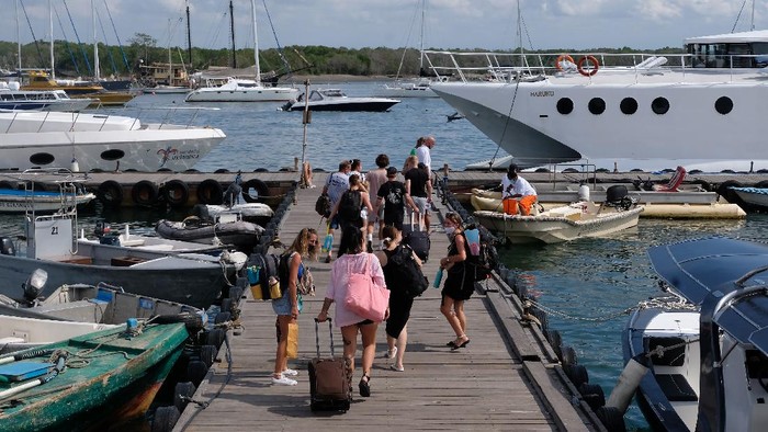 PENYEBERANGAN PARIWISATA DI PELABUHAN SERANGAN DENPASAR Warga negara asing (WNA) bersiap menyeberang ke Labuan Bajo, NTT dengan menggunakan kapal pinisi di Pelabuhan Serangan, Denpasar, Bali, Kamis (28/10/2021). Penyeberangan menuju ke Pulau Nusa Penida, Pulau Gili Lombok, NTB dan Labuan Bajo, NTT melalui pelabuhan tersebut mulai ramai sejak awal bulan Oktober 2021 dengan rata-rata 50-100 wisatawan per hari. ANTARA FOTO/Nyoman Hendra Wibowo/hp.