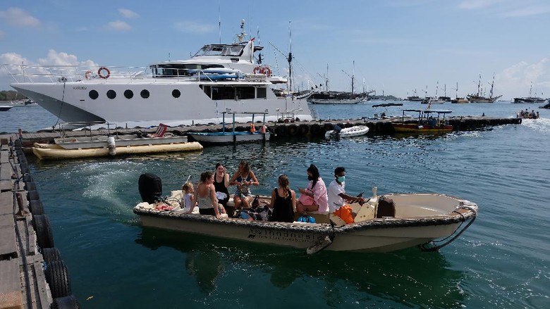 PENYEBERANGAN PARIWISATA DI PELABUHAN SERANGAN DENPASAR Warga negara asing (WNA) bersiap menyeberang ke Labuan Bajo, NTT dengan menggunakan kapal pinisi di Pelabuhan Serangan, Denpasar, Bali, Kamis (28/10/2021). Penyeberangan menuju ke Pulau Nusa Penida, Pulau Gili Lombok, NTB dan Labuan Bajo, NTT melalui pelabuhan tersebut mulai ramai sejak awal bulan Oktober 2021 dengan rata-rata 50-100 wisatawan per hari. ANTARA FOTO/Nyoman Hendra Wibowo/hp.