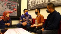 Direktur PT AXA Mandiri Financial Services (AXA Mandiri) Rudi Nugraha (2 kiri) didampingi Area Sales Manager Diah Puspitasari (kiri) & Regional Sales Head Bayu Hartanto (kanan) menyerahkan klaim pertanggungan asuransi sebesar Rp 1,304 miliar kepada Sofwan Meiridho (2 kanan) ahli waris dari Ida Yusdiati R, pemegang polis produk asuransi jiwa yang disertai dengan investasi Mandiri Rencana Sejahtera Plus dan Mandiri Elite Plan di Malang, Jawa Timur, Kamis (28/10/2021).