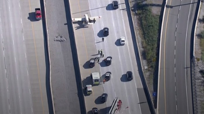 Sebuah pesawat kecil terpaksa melakukan pendaratan darurat di jalan raya 407 Markham, Kanada pada Rabu (27/10). Tidak ada korban jiwa dalam insiden ini.