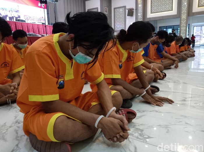 Puluhan pesilat dari berbagai perguruan di Jatim ditetapkan sebagai tersangka dalam kasus kekerasan. Kasus ini dalam periode September hingga Oktober 2021.