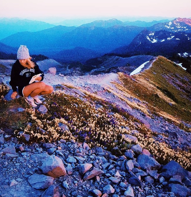 Dilihat dari berbagai postingan, Phobe Gates tampaknya cukup suka berpetualangan. Ketika mendaki gunung, begini penampilannya. Foto: Instagram @pheebeegates